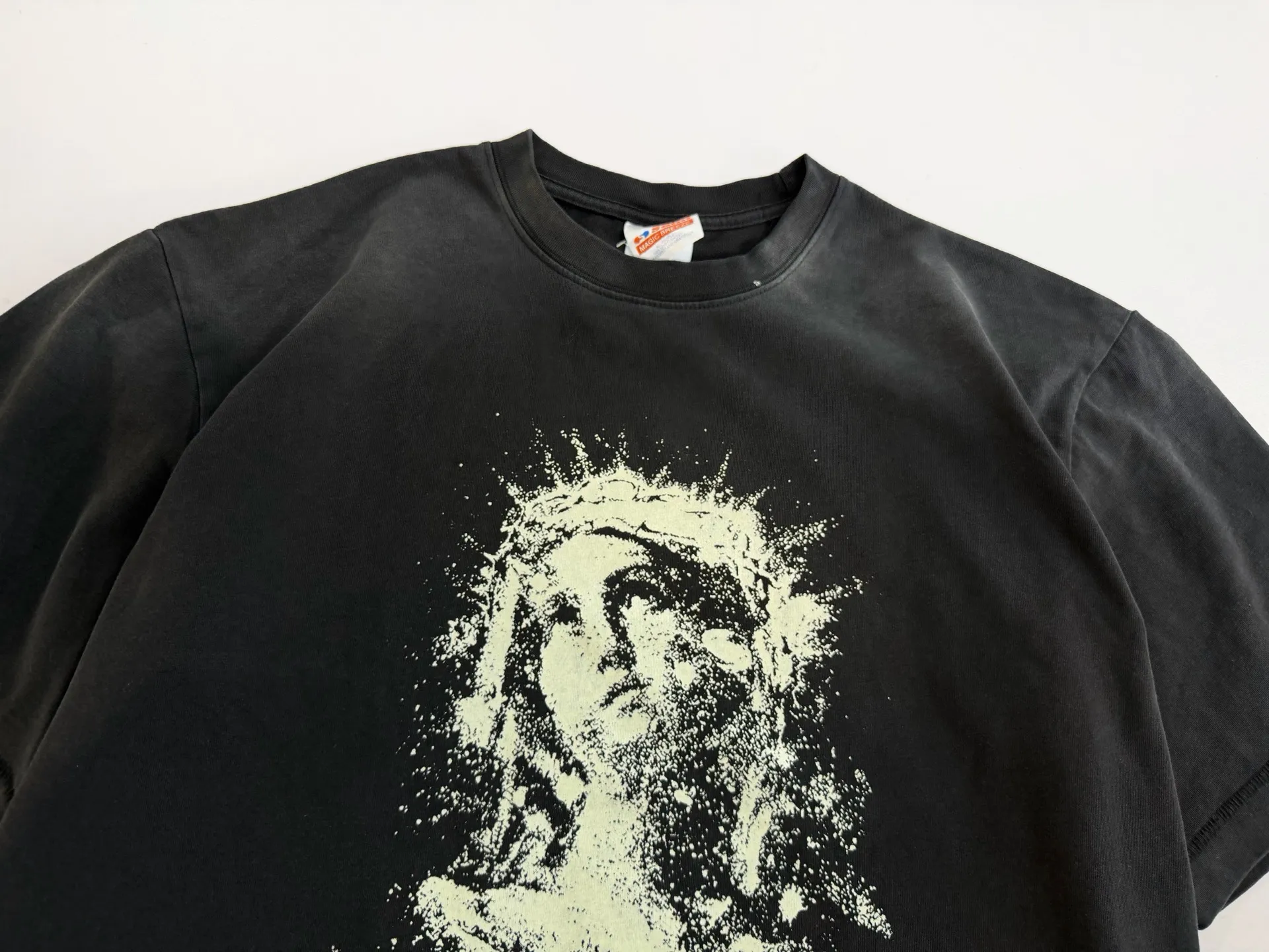 ❥8033#P136 Saint Mxxxxxx New luminous Jesus head is made of double yarn cotton batik fabric 280g, comfortable and breathable to wear. Full of street feel, loose fit. Craftsmanship: luminous printing + graffiti + spray coding, batik and wash. Size: (S-M-L-XL) Color: Washed black